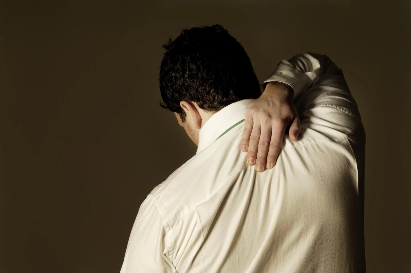 cause-pain-middle-back-shoulder-blades